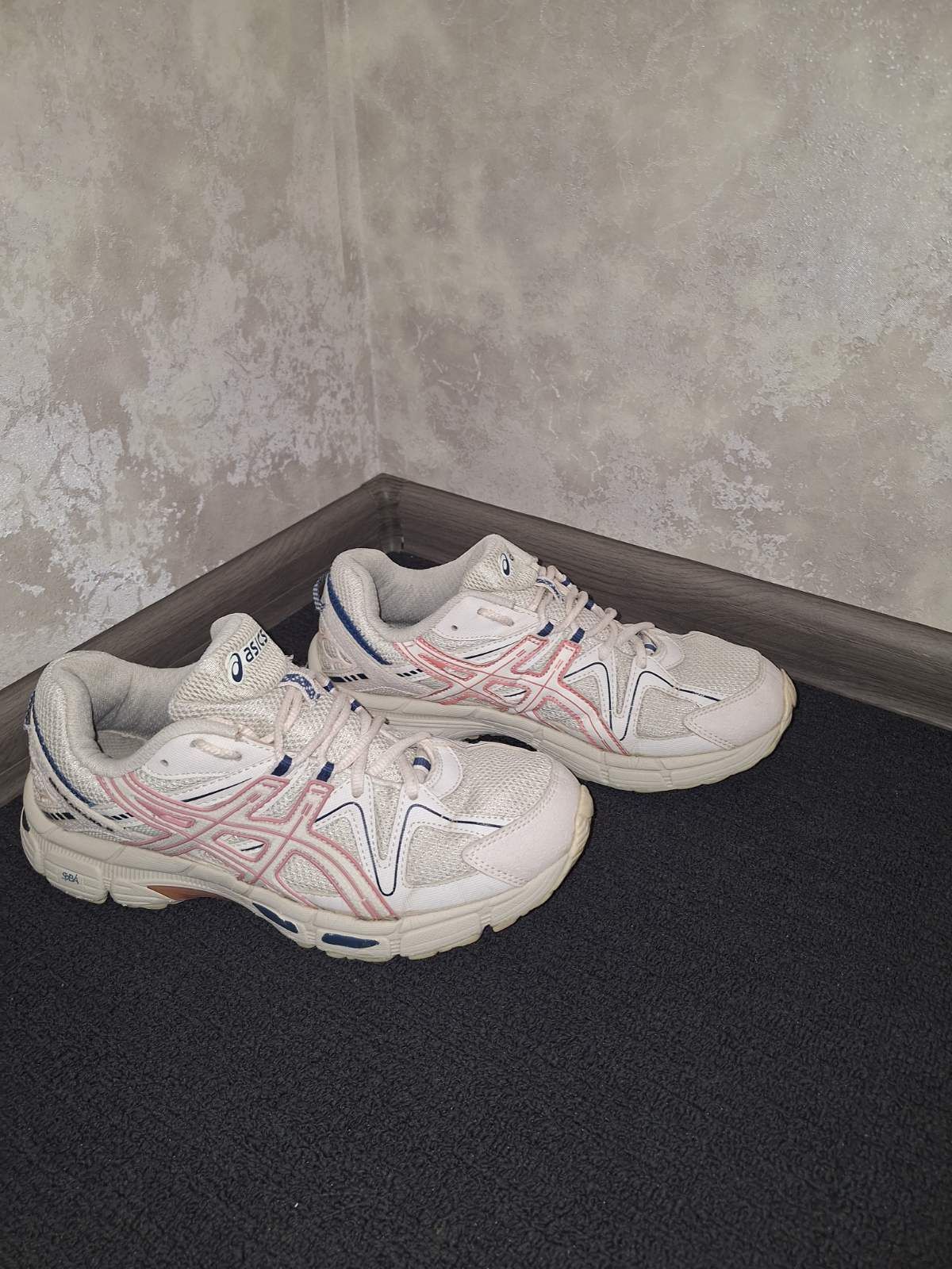 Жіночі кросівки ASICS