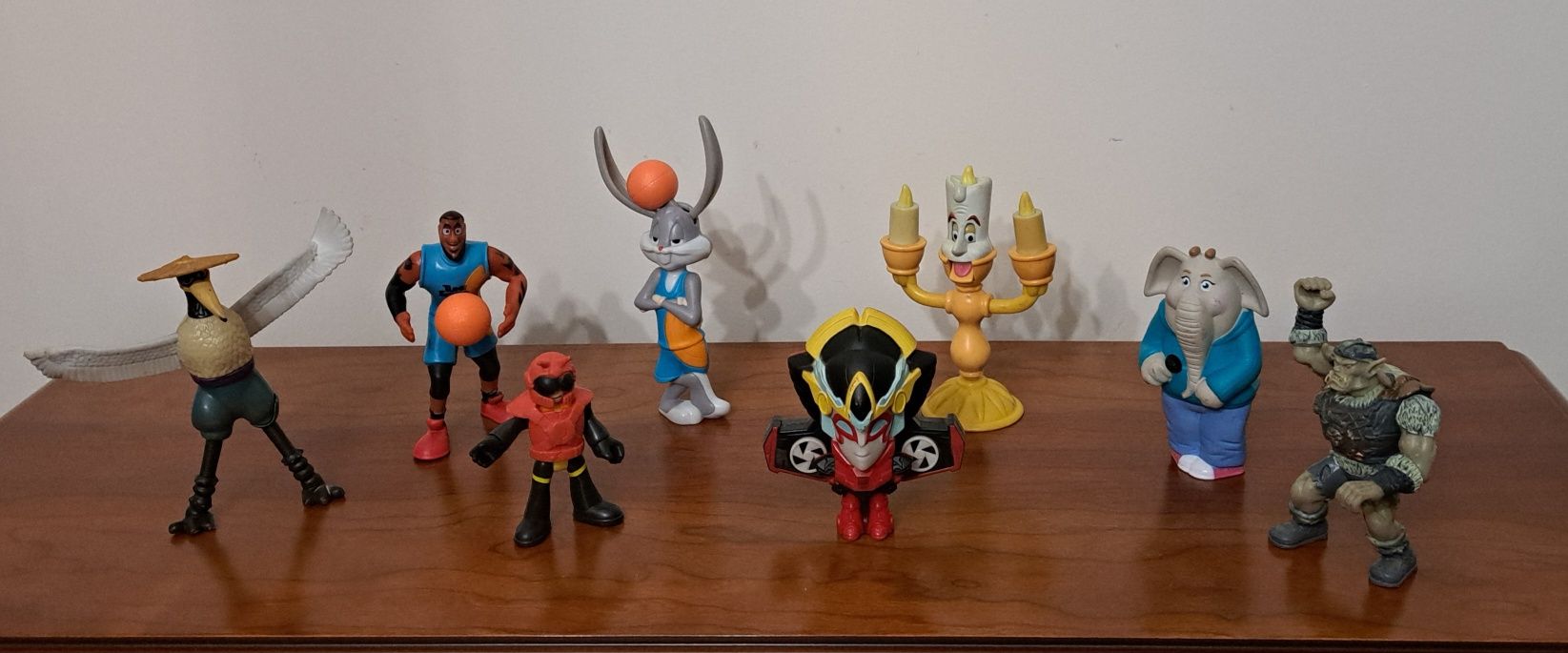 8 Figuras em miniatura com cores alegres