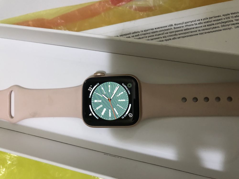Продам Apple Watch series 4 40m оригинал розовые