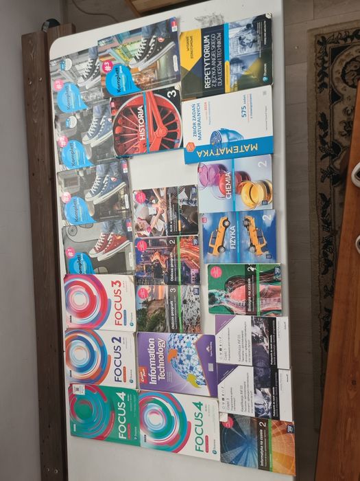 Książki technikum i liceum.