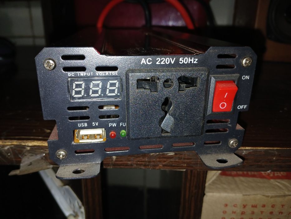 Автомобільний інвертор DC12V->AC220V