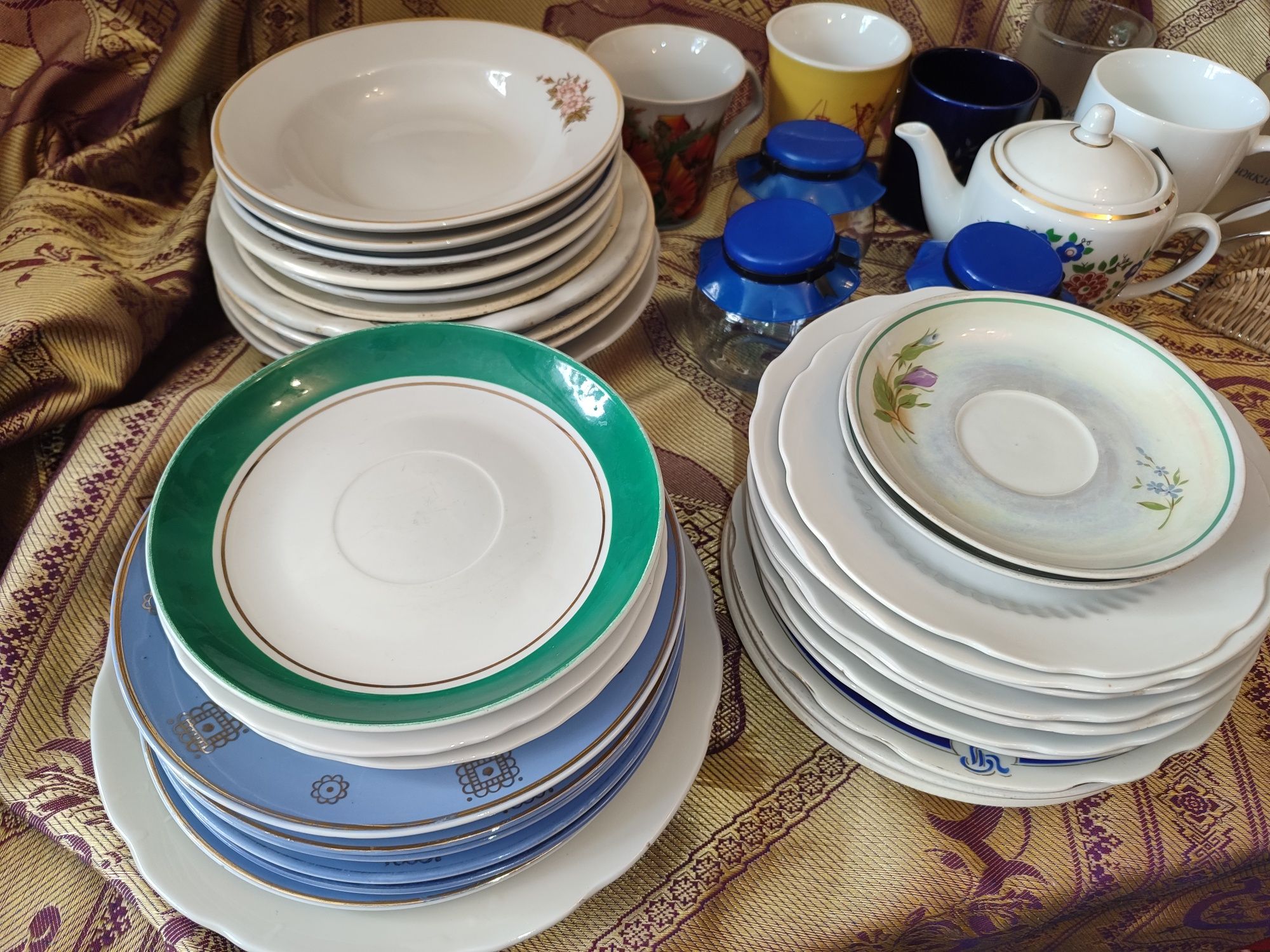 Посуда столовая для дачи сервиз чашки тарелки заварник баночки солонка