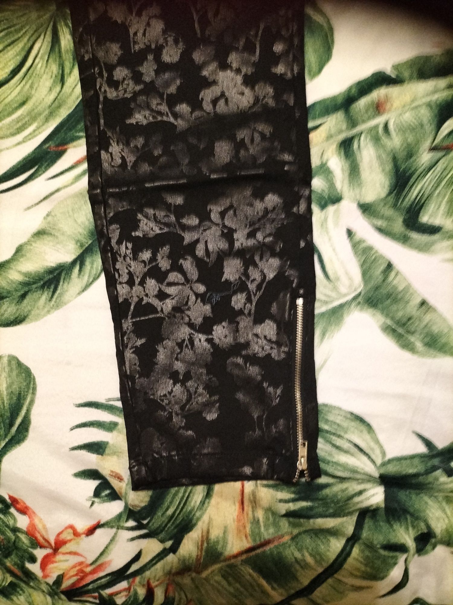 Czarne spodnie motyw kwiatów 48