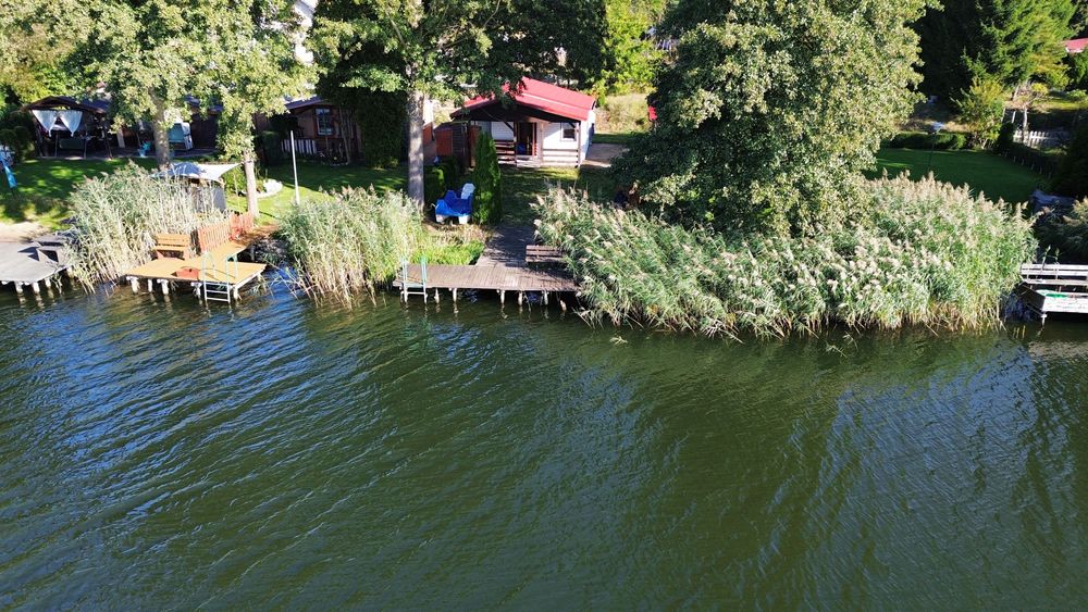 Unikalny domek nad jeziorem z własną linią brzegową i pomostem