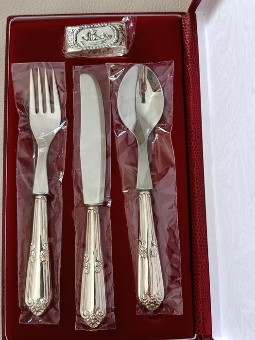 Talheres de prata e argola de guardanapo