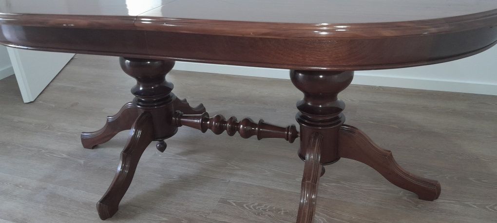 Mesa oval 180×220estemciva mais  4 cadeiras