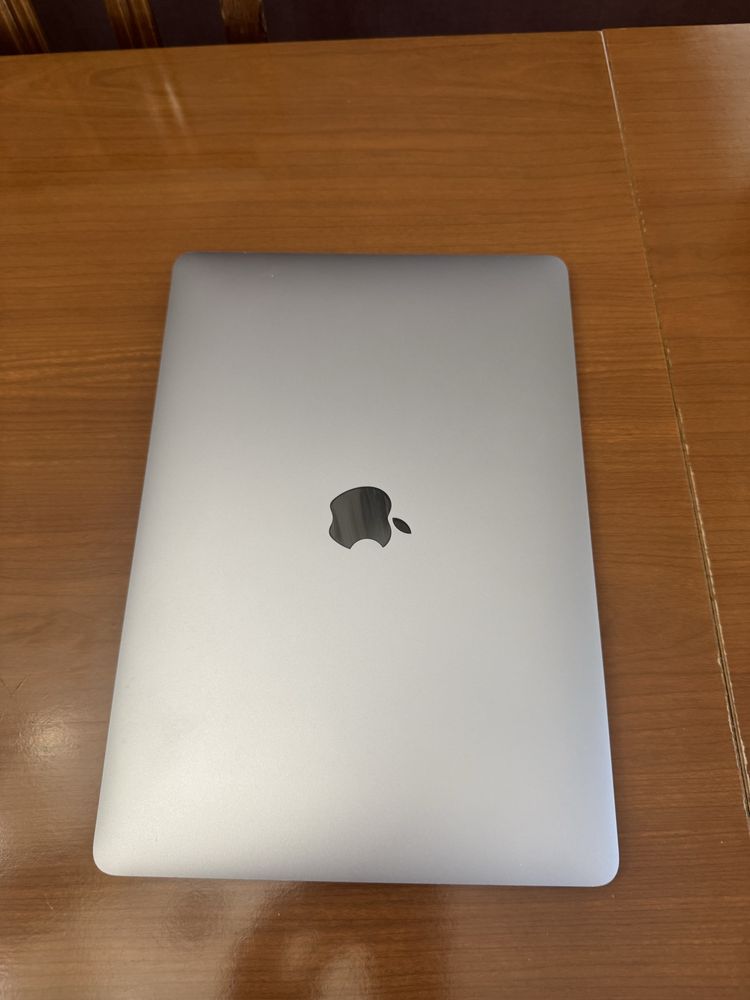 MacBook Air M1 (2020) – 8 GB RAM • 512 GB SSD