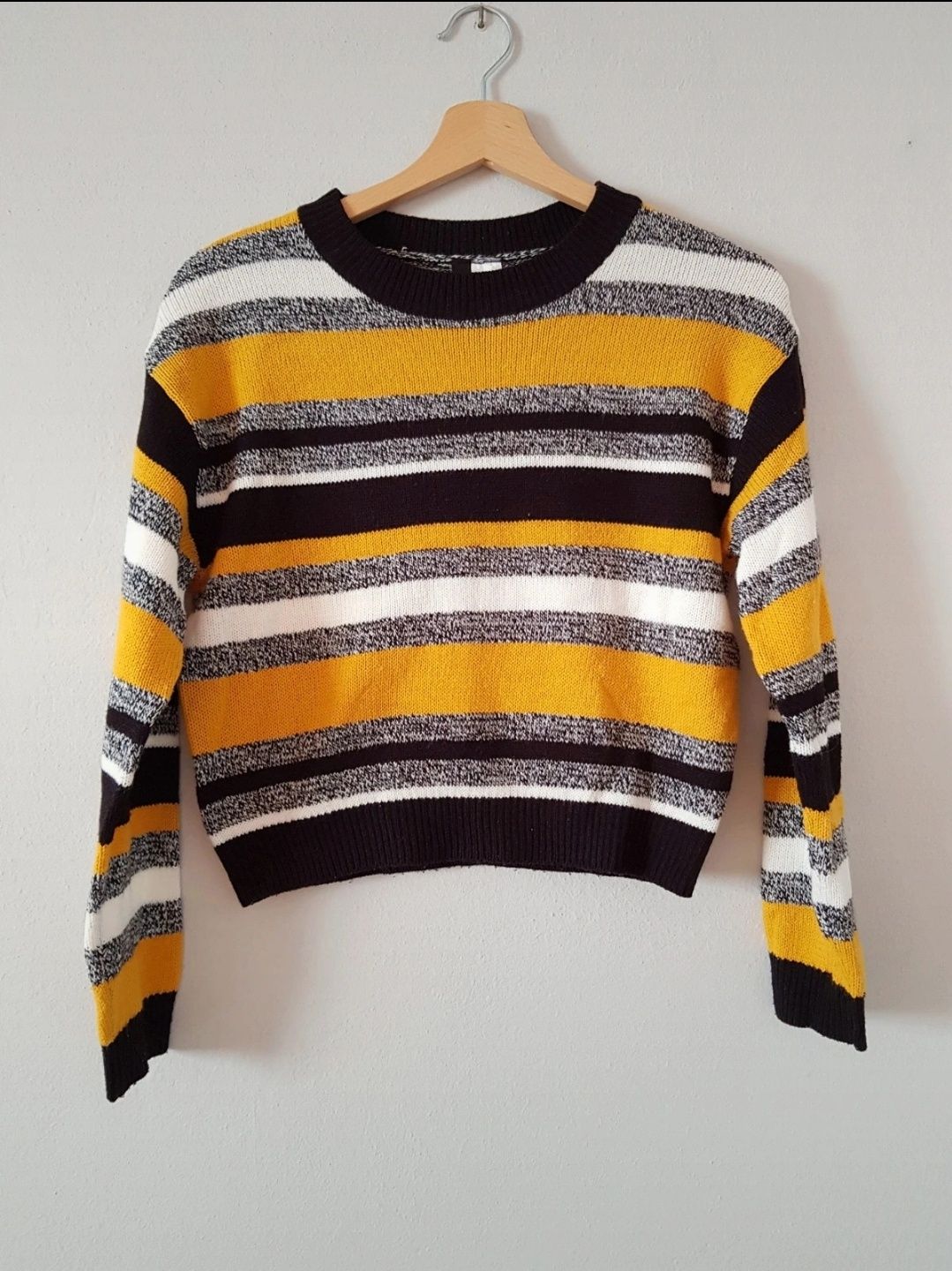 Krótki sweter w paski z H&M na jesień