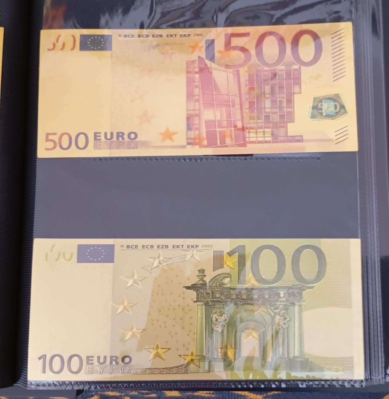 Réplicas de notas de 100 e 500 euros