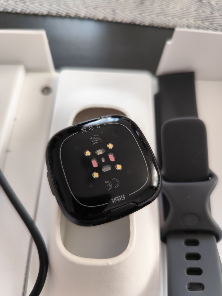 Fitbit versa 4 uszkodzony kabel pasek