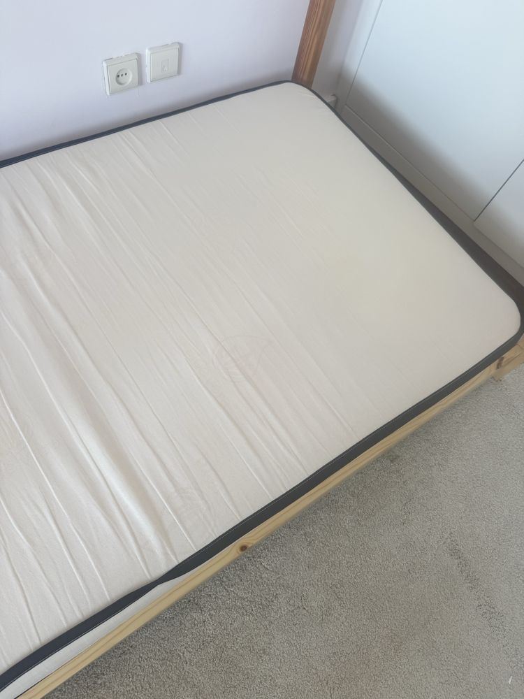 Cama de madeira com colchao
