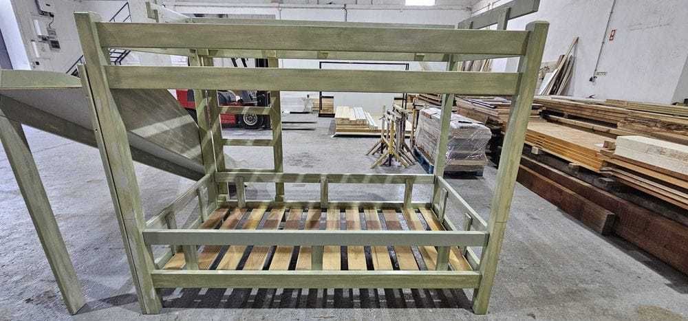 Beliche em madeira com escorrega