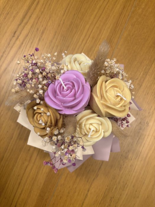 Bukiet z kwiatów woskowych i naturalnych – eco dekoracja