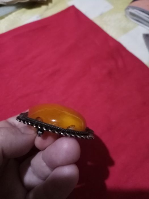 Янтарна, бурштинові брошка.