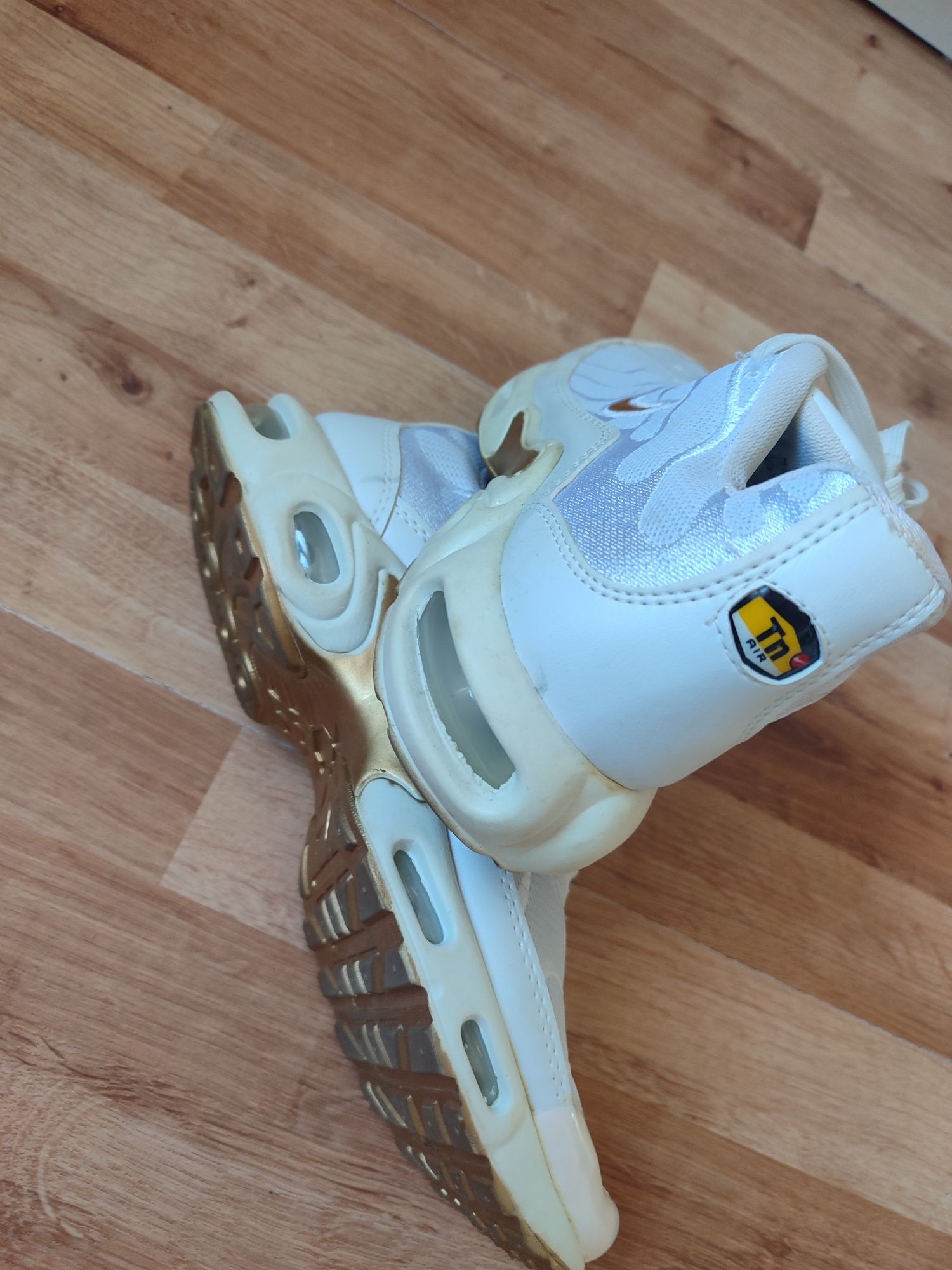 Buty męskie sportowe z wadami widocznymi na zdjęciach