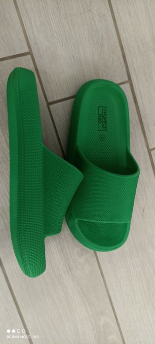 Шльопанці , тапки.