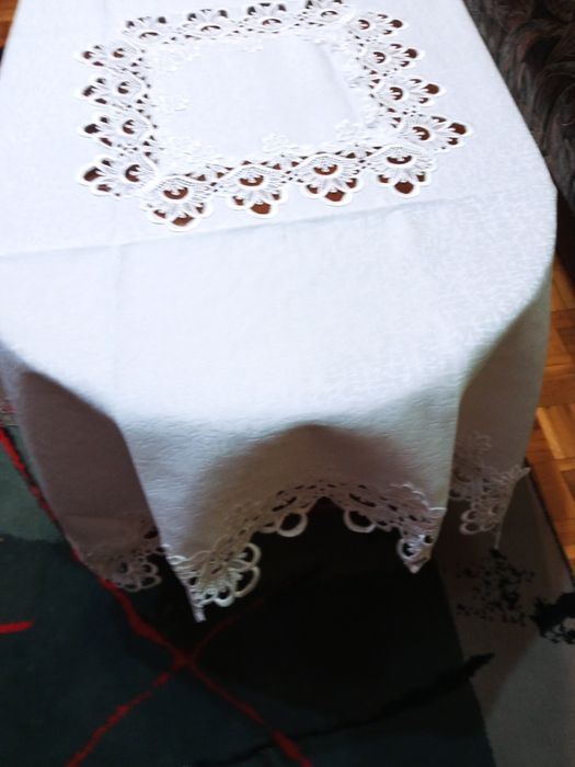 Sprzedam nowy obrus biały poliestrowy kwadrat o boku 110/110 cm.