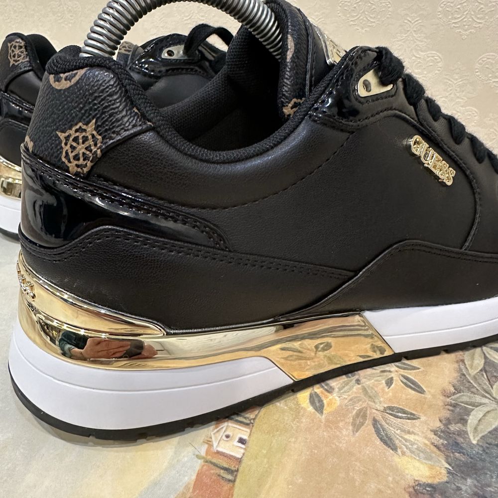 GUESS. Жіночі  кросівки. Оригінал. Нові. Розмір 41.