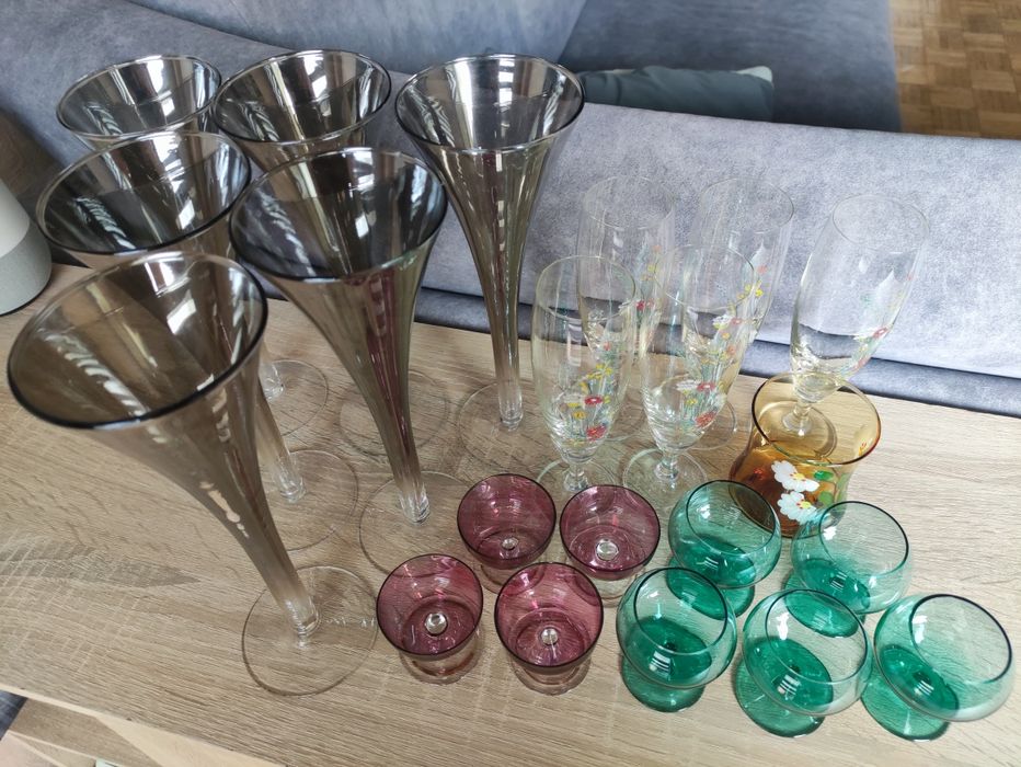 Zestaw kolorowych kieliszków PRL