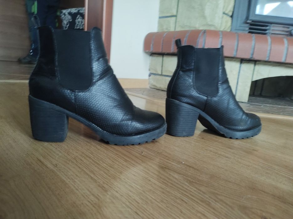 Czarne buty botki na słupku 39