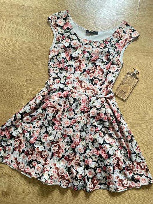 Koktajlowa sukienka Reserved