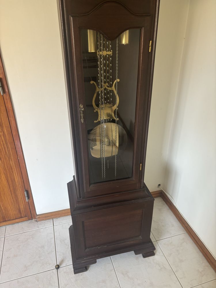 Relógio de pé em madeira
