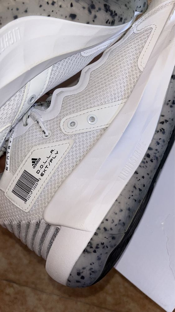 Кросівки Adidas для волейболу та занняттям спорту