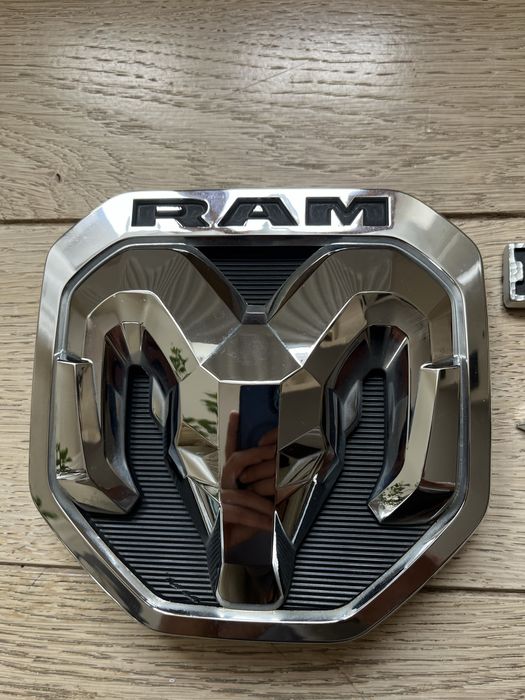 Emblemat RAM 1500 logo V gen. 19-24