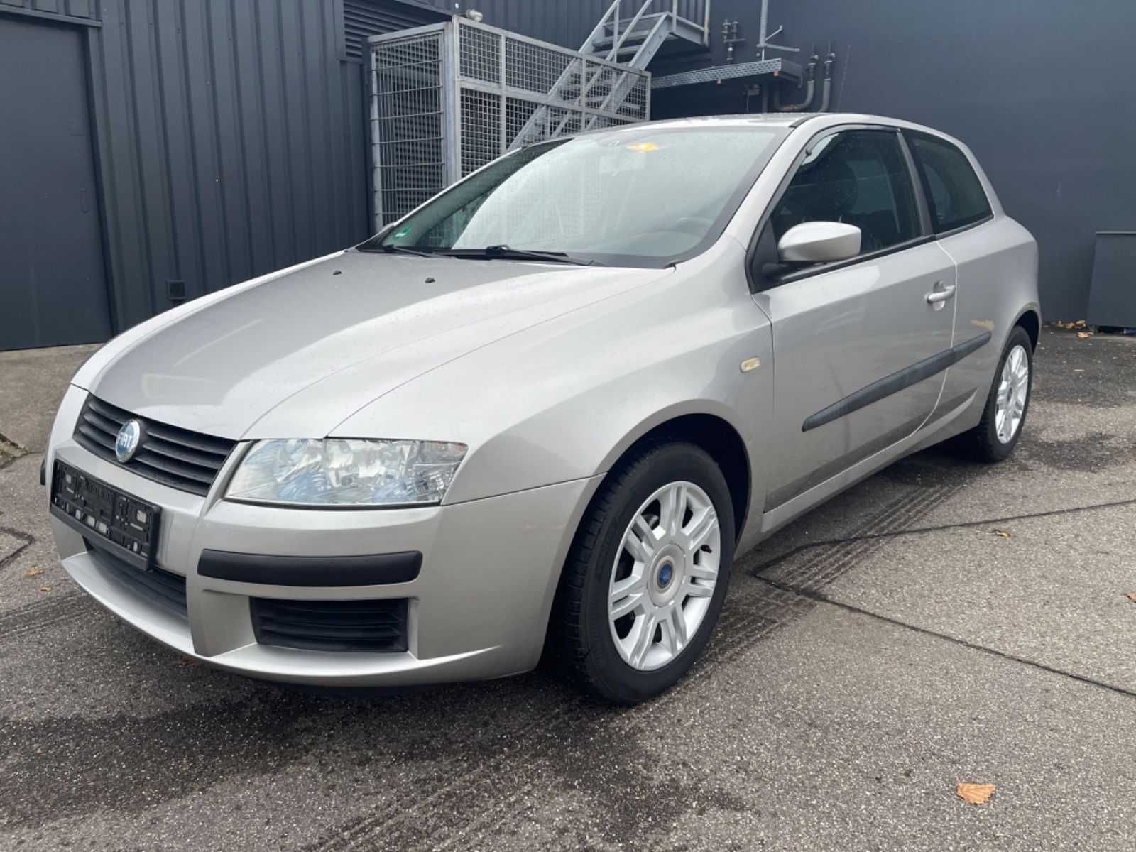 Fiat Stilo 16V 103CV 2003 (Hatchback) Lista de preços no anúncio