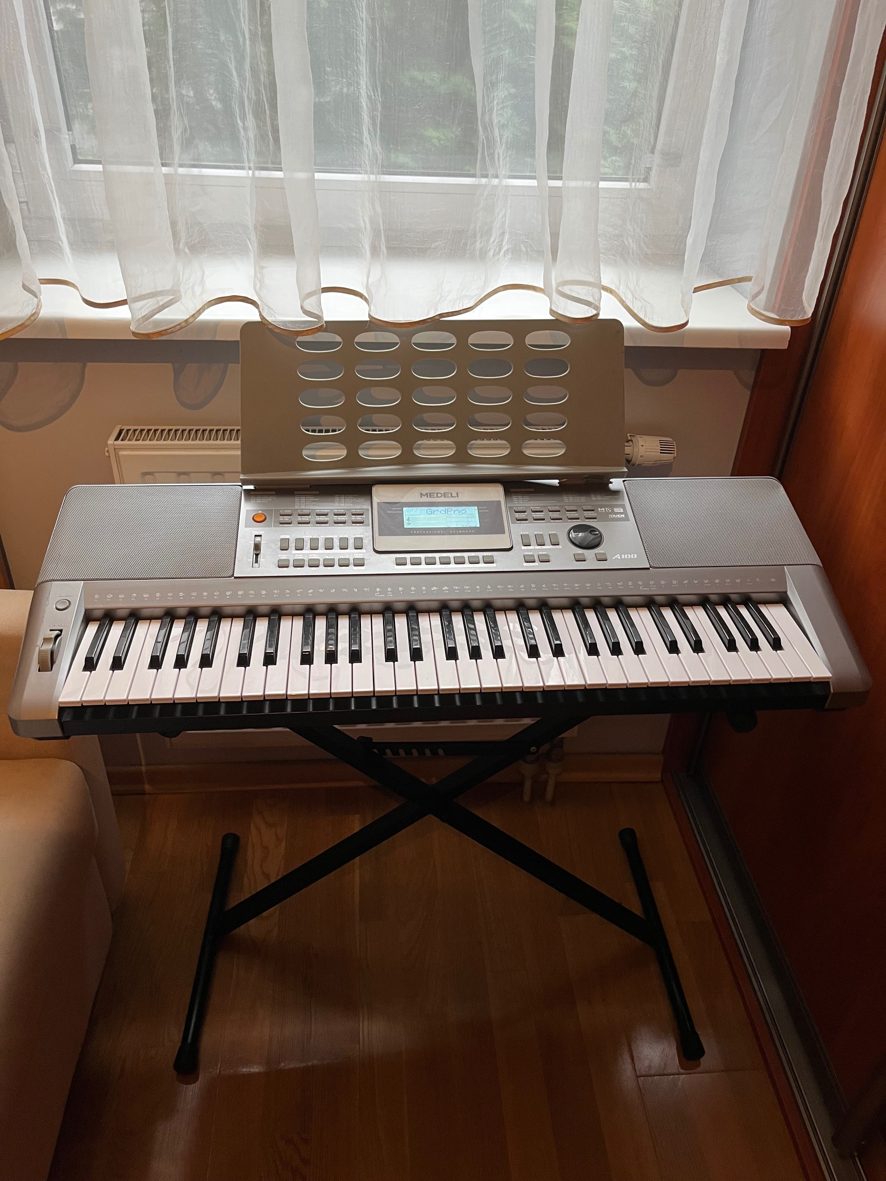Medeli A100 Keyboard Piano + Stand – Great Condition!