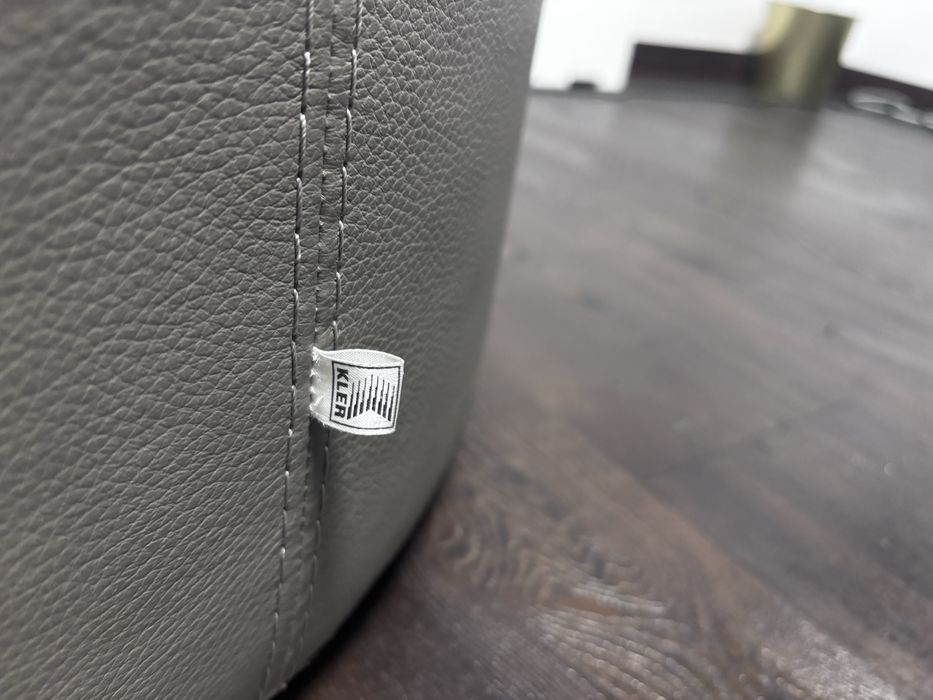 Kanapa Kler, szara, skorzana + pufa