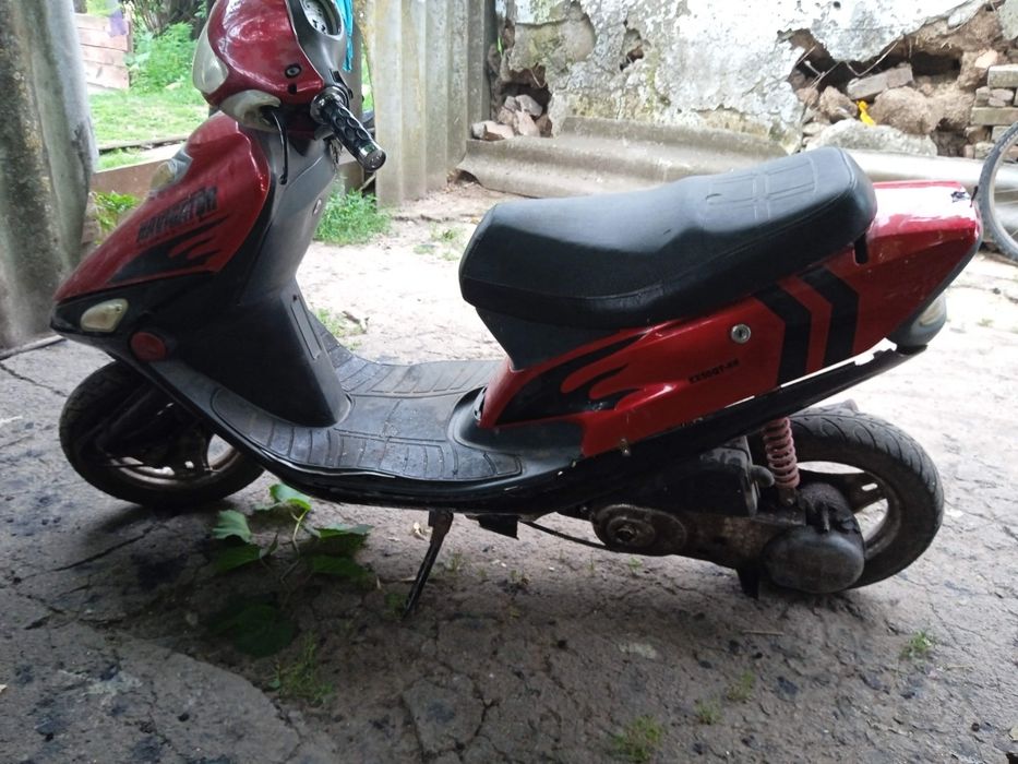 Скутер червоного коліру