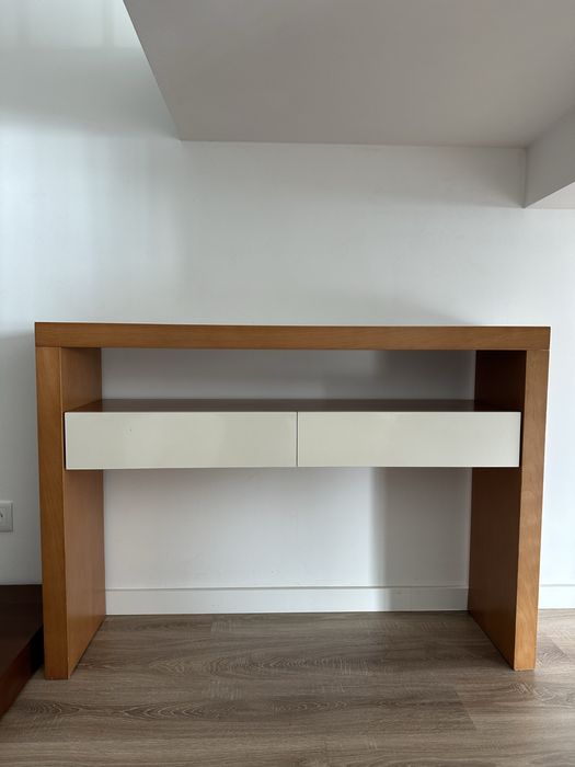 Movél de entrada de madeira com gavetas brancas