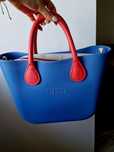 O bag mini kobaltowy.