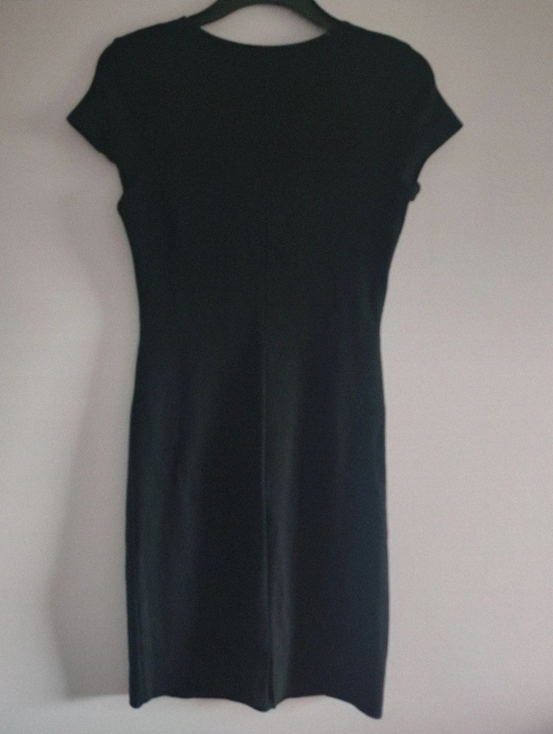 Czarna sukienka z wycięciem z tyłu i wzorem przy szyi