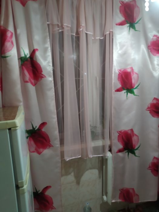 Штора на кухню нарядная.