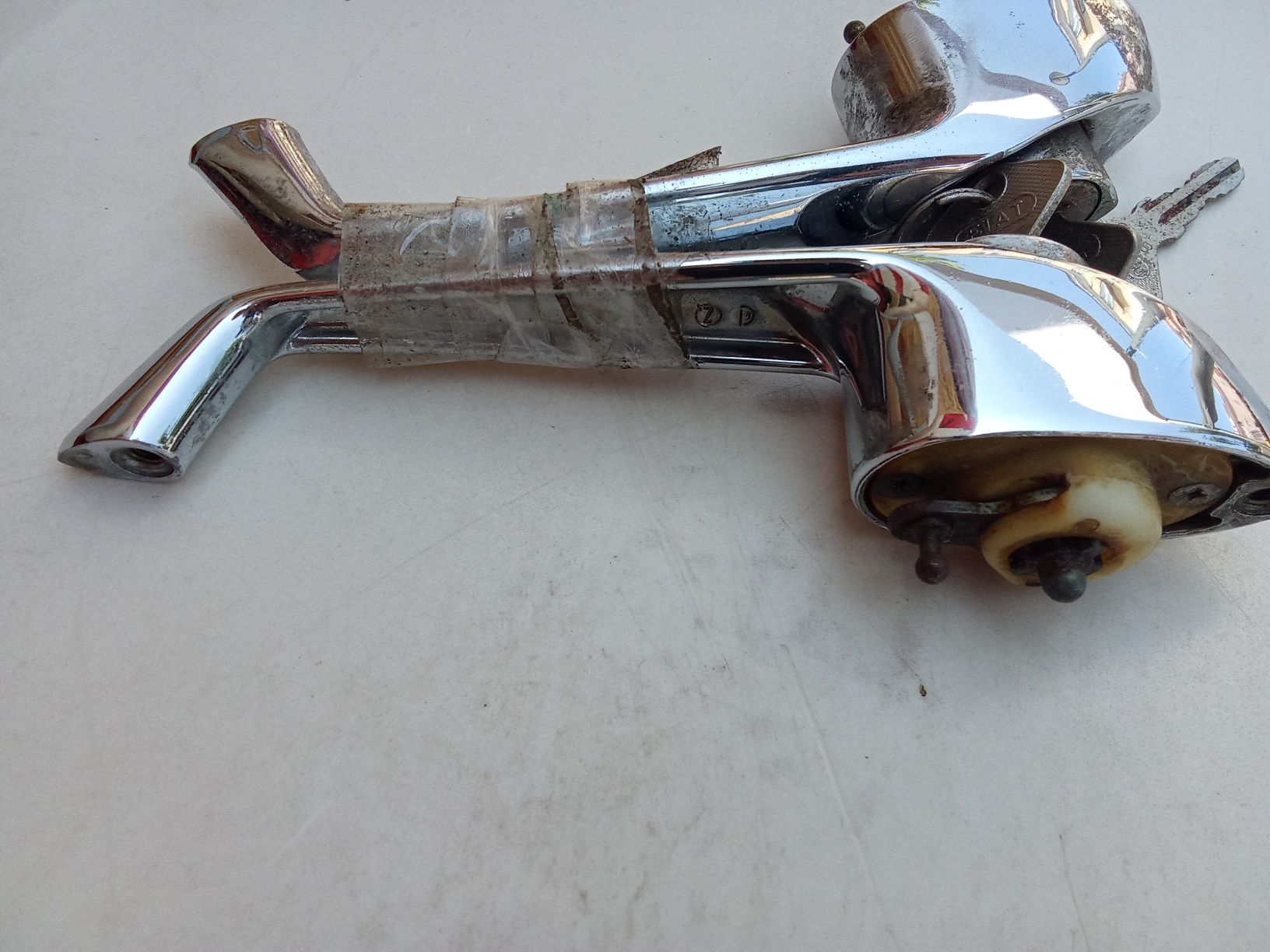 Fechaduras (2) para carros antigos originais com 2 chaves cada 100 eur