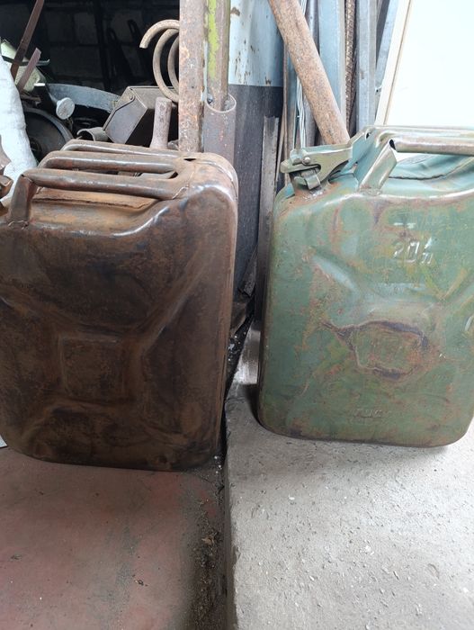 Каністра металева 20 л. Пластикові