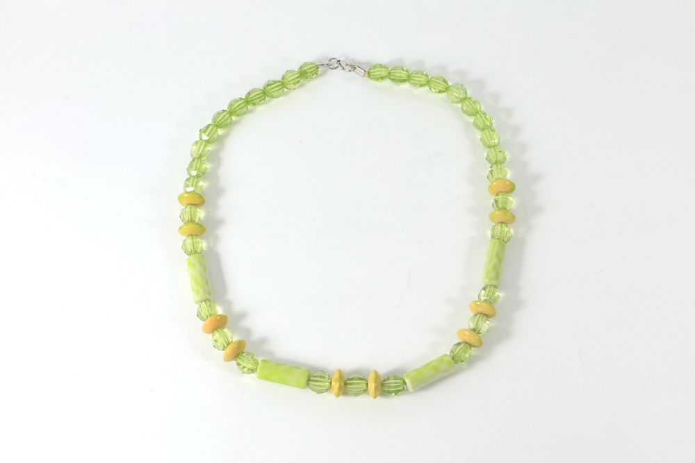Korale zielone z pojedyńczymi elementami żótymi