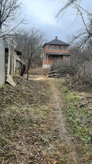 Земельна ділянка з будинком