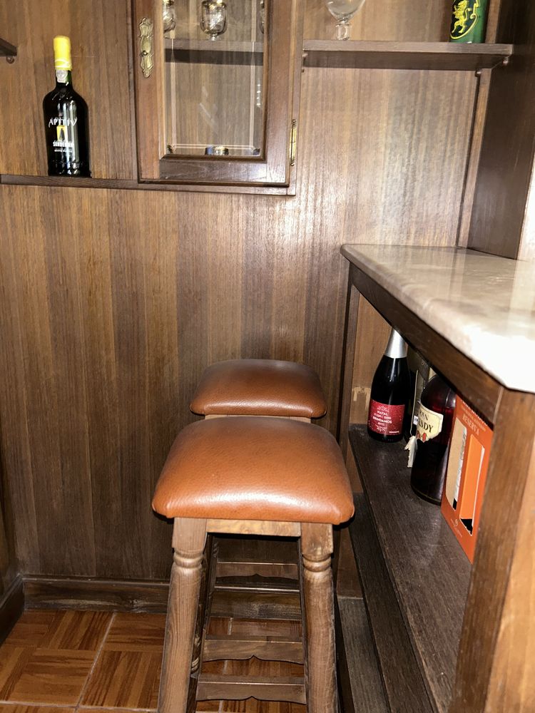 Móvel clássico de sala com bar e bancos