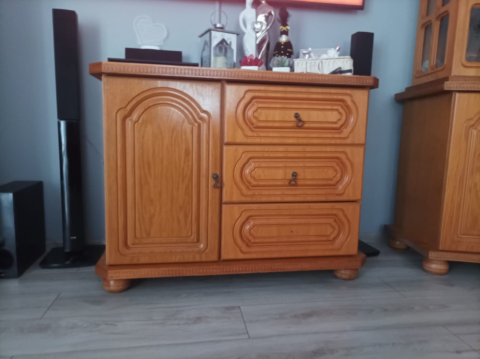 Meble pokojowe oraz stół z krzesłami