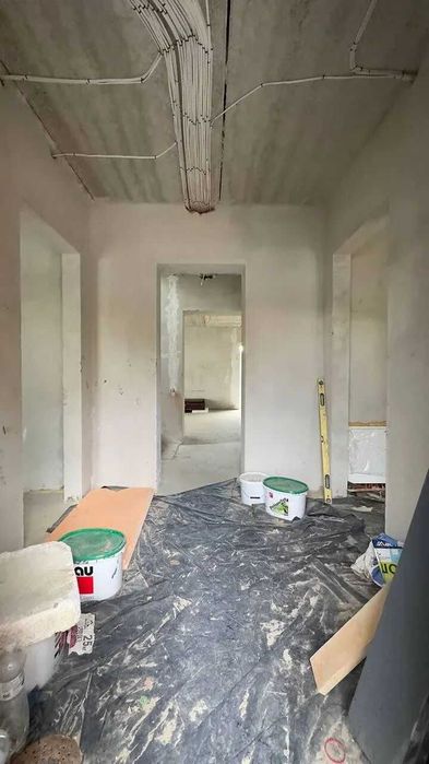 Зданий будинок поруч з містом