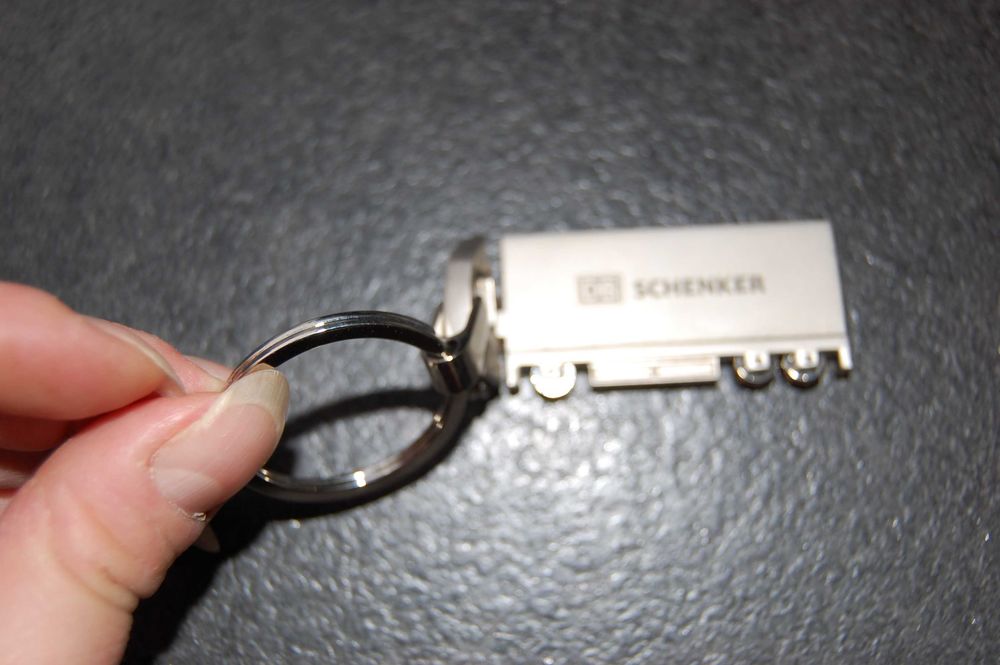 Breloczek kolekcjonerski, w pudełku - ciężarówka - NOWY