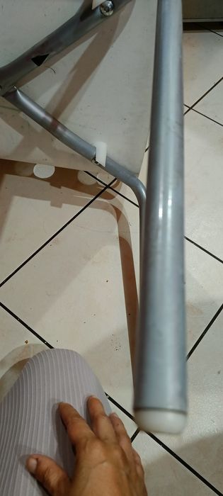 Białe krzesło Ikea.