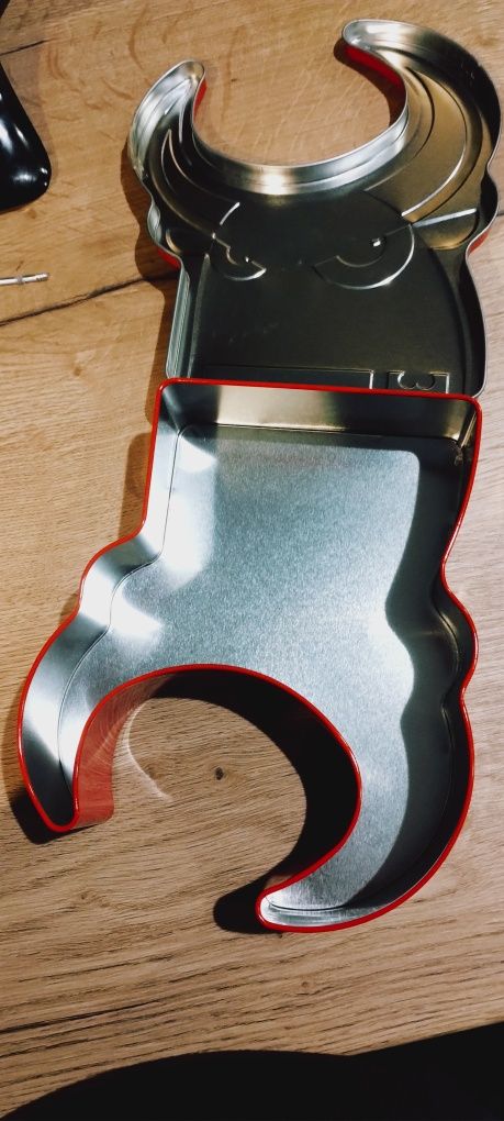 Puszka metalowa, pojemnik na ciastka, cukierki, śrubki Byk Bad Toro