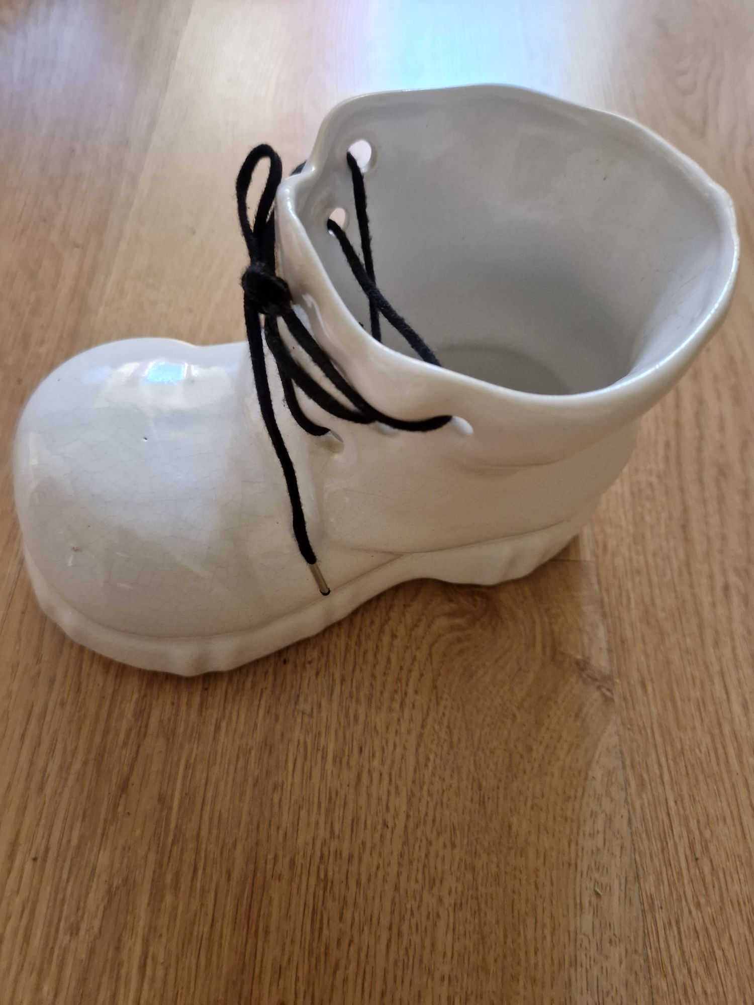 porcelanowy but bucior biały