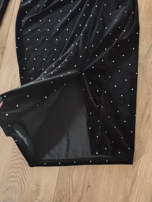 Welurowa sukienka MIDI wyszczupla 40