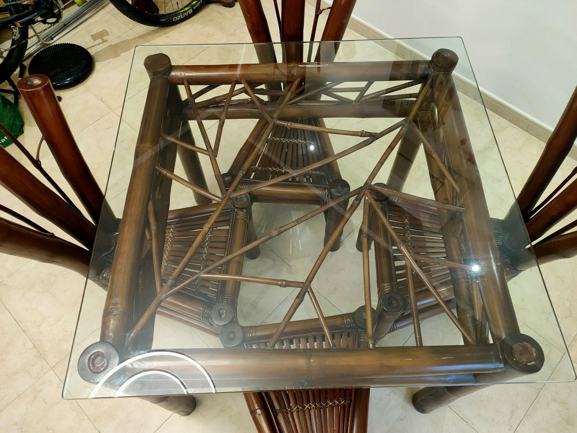 Conjunto único, Mesa em bambu com 4 cadeiras