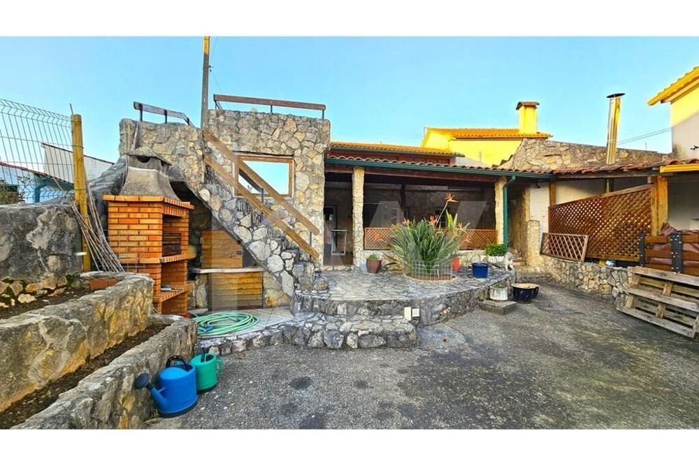 Moradia localizada em Soure T3 revestida a Pedra e Madeira | Investime